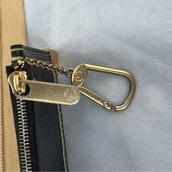 LOUIS VUITTON Black Suhali Leather Key Pouch - Picture 5 of 9